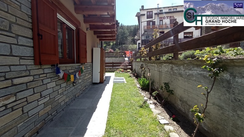 Esterno con giardino (2)