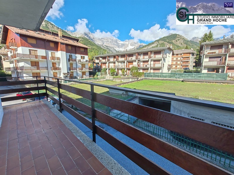 Balcone camera con vista (2) Balcone camera con vista (2)