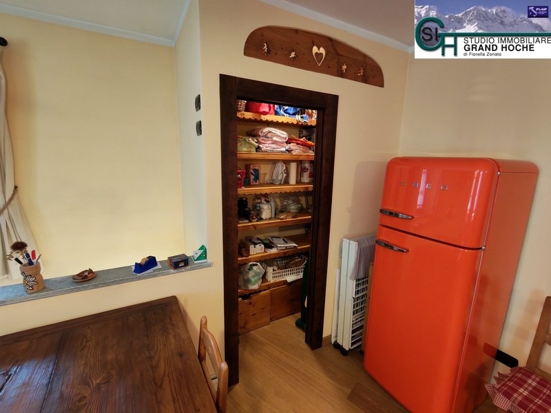 Credenza (2) Credenza (2)