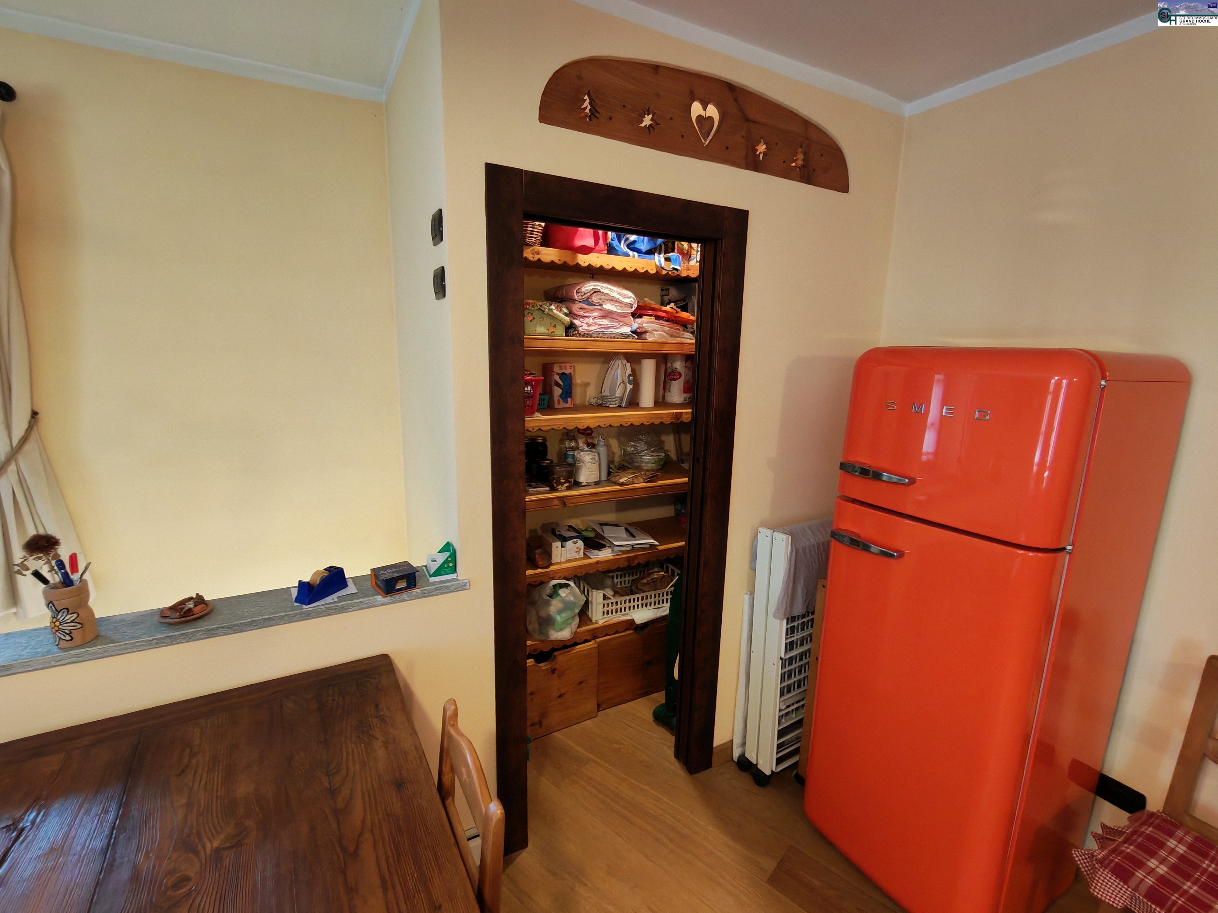Credenza (2) Credenza (2)