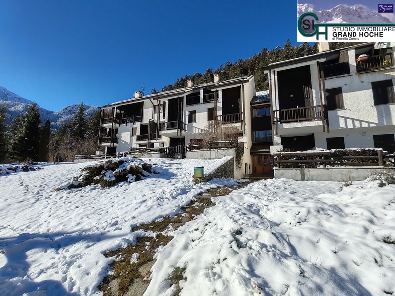 VA36 – CESANA – VENDESI BILOCALE CON CANTINA E POSTO AUTO COPERTO