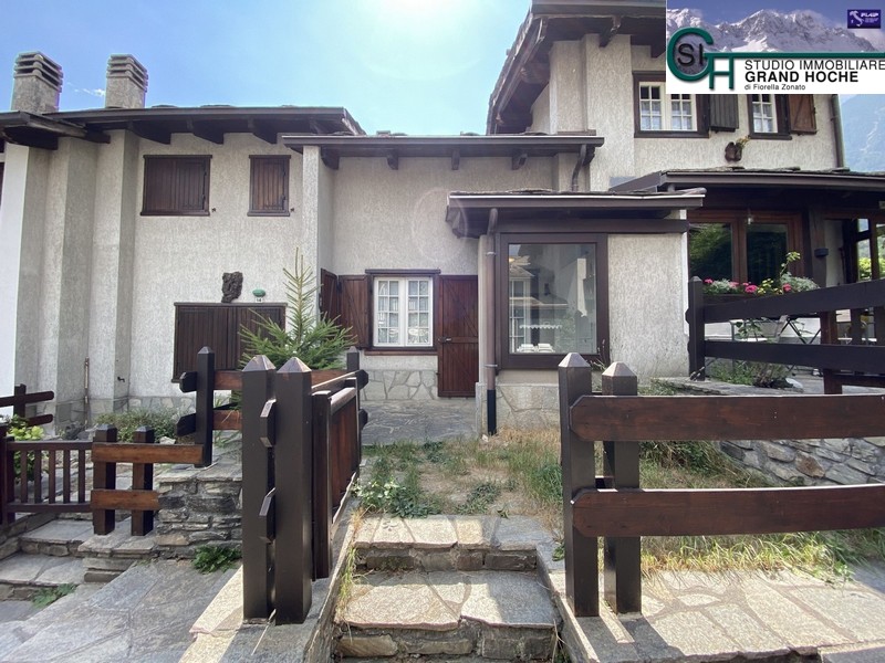 V30 – VILLETTA IN VENDITA SU DUE LIVELLI CON BALCONE E GARAGE A SALBERTRAND