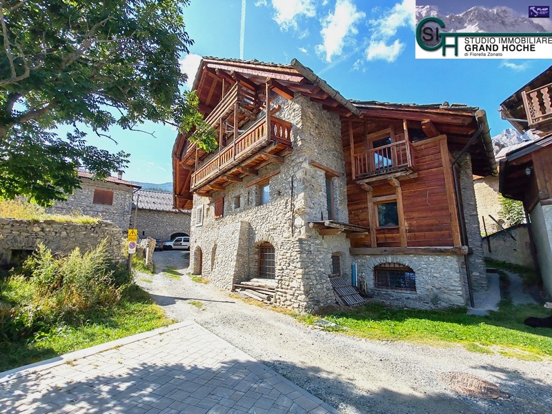 V34C – CHAMBRETTE – VENDESI APPARTAMENTO IN ANTICA CASA MONTANA CON ARREDI ARTIGIANALI E VISTA SUL MONTE SEGURET