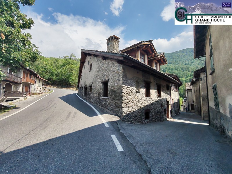 V21 – Appartamento in baita storica del 1664 su due livelli con cantina e garage a San Marco, Oulx