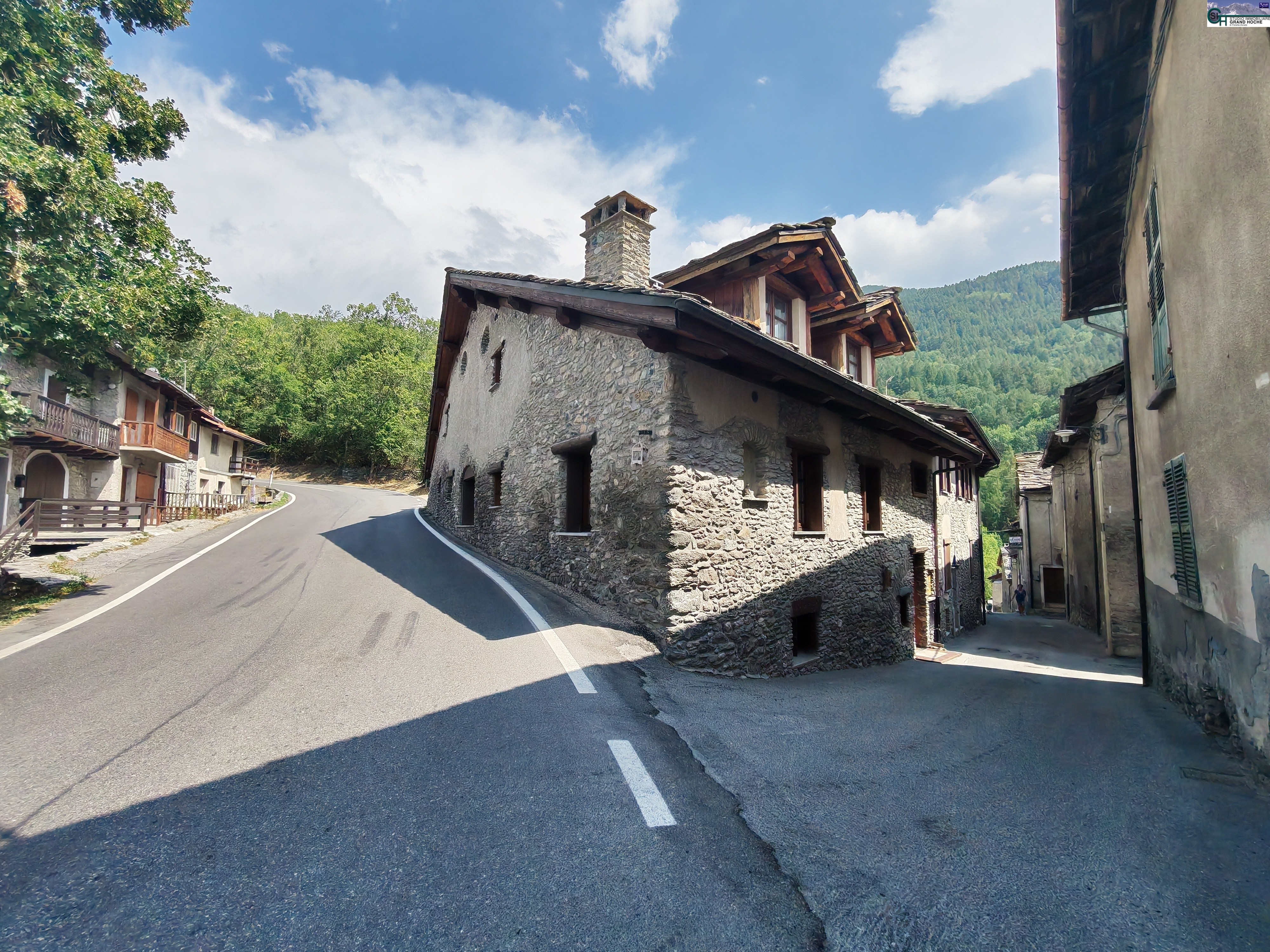 V21 – Appartamento in baita storica del 1664 su due livelli con cantina e garage a San Marco, Oulx