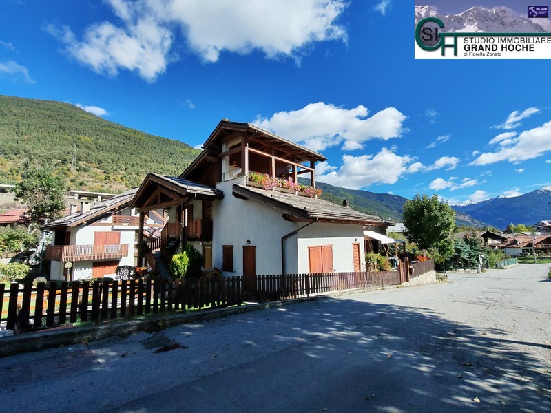 V23 – BEAULARD – VENDESI BILOCALE CON CAMINO, POSTO AUTO E CANTINA